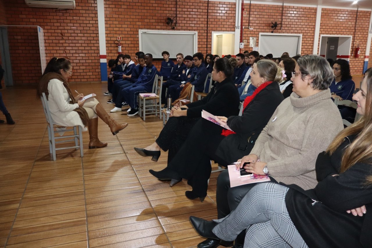 Encontro que debateu o tema “Educação Não Sexista e Cultura para a Igualdade”, conduzido por Luciana Grange.
Encontro que debateu o tema “Educação Não Sexista e Cultura para a Igualdade”, conduzido por Luciana Grange.
