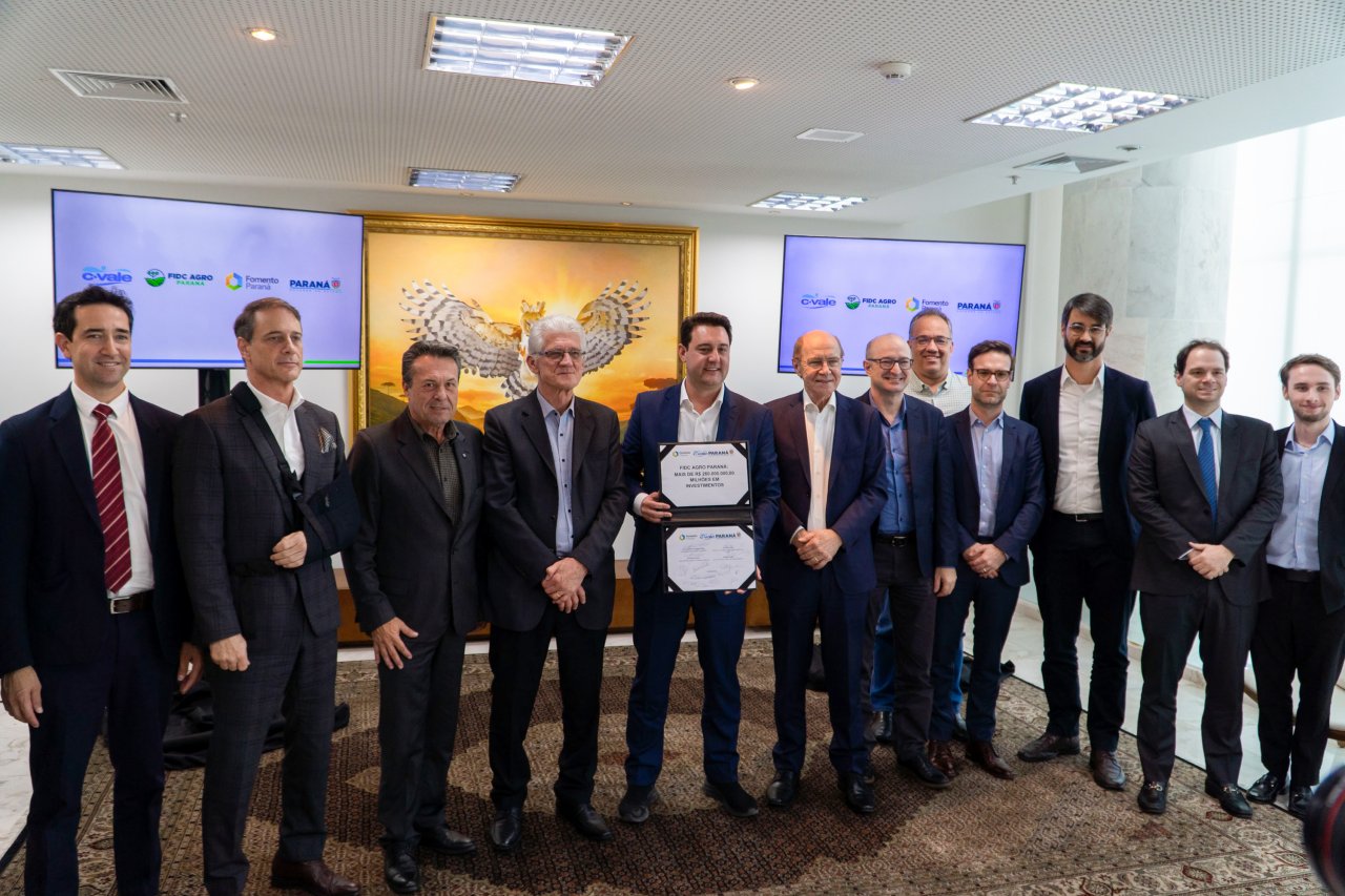 Governador Ratinho Júnior, presidente da C.Vale, Alfredo Lang, e outras autoridades na assinatura do acordo, em Curitiba
Governador Ratinho Júnior, presidente da C.Vale, Alfredo Lang, e outras autoridades na assinatura do acordo, em Curitiba