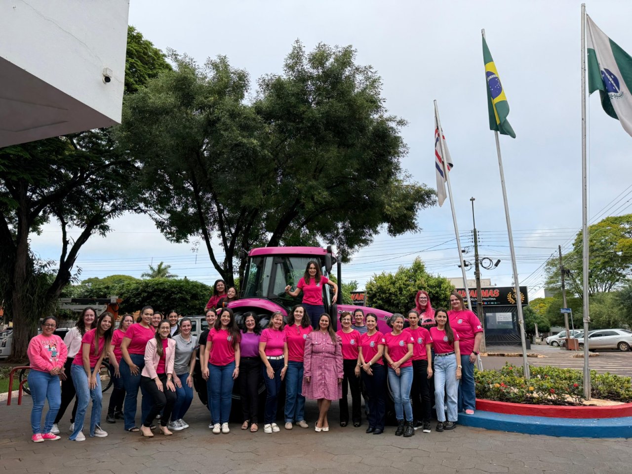 Servidoras da Prefeitura de Palotina, ao lado da vice-prefeita Judith Sendtko, apoiam o Outubro Rosa ao lado do Trator Rosa, símbolo da campanha.
