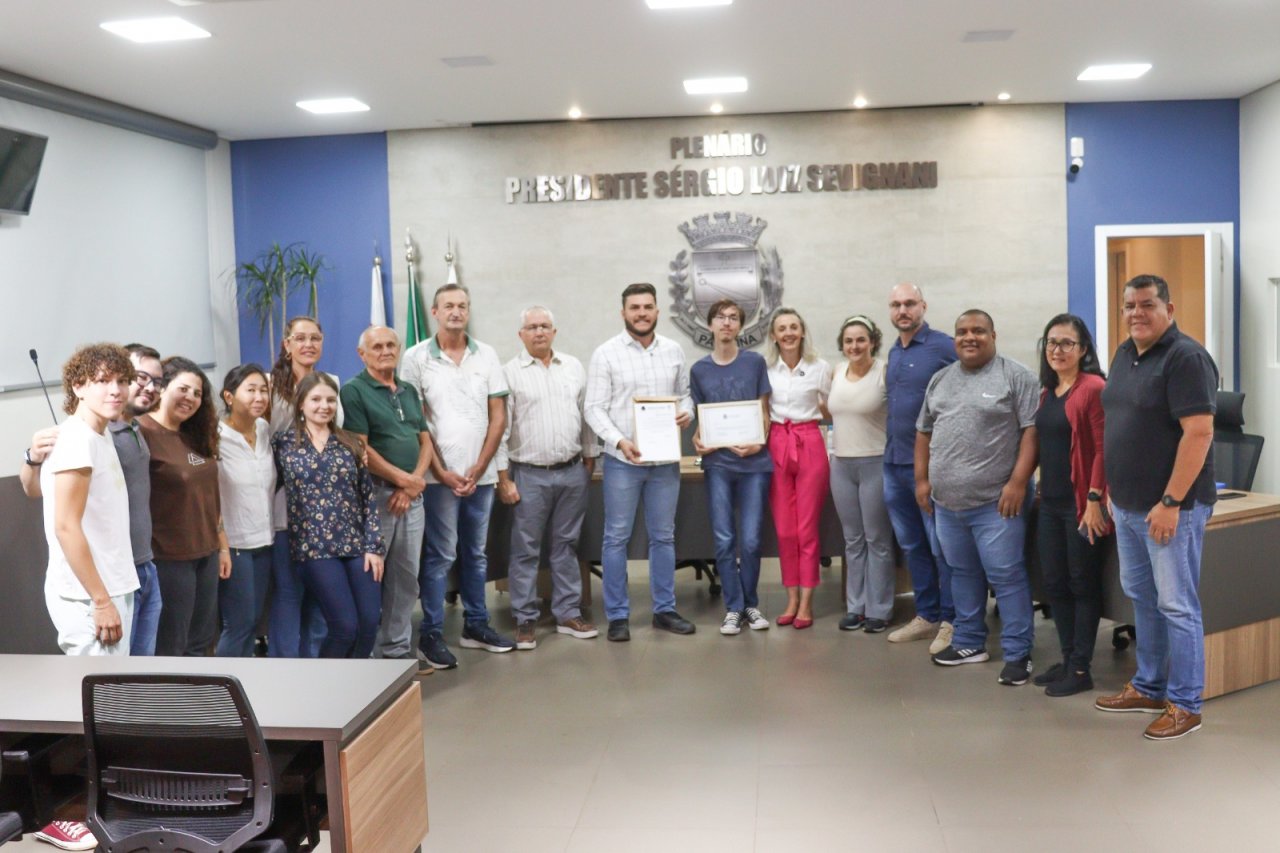 Familiares e amigos de Silvia Cristina Osaki recebem homenagem (Créditos: Assessoria/Câmara) Familiares e amigos de Silvia Cristina Osaki recebem homenagem (Créditos: Assessoria/Câmara)
