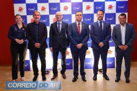 Reni Girardi (de óculos) ladeado por Luana Melo, analista de Trade Marketing na Pastifício Selmi, Roberto Bloj, Comércio Exterior na Pastifício Selmi, Juan Ángel Delgadillo, embaixador do Paraguai no Brasil, Fernando Aguiar e Heuler Martins.