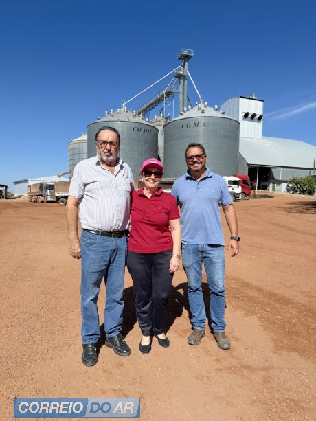 Vitório, a esposa Carme e o genro Leandro na Fazenda Araras, em Sorriso (MT)