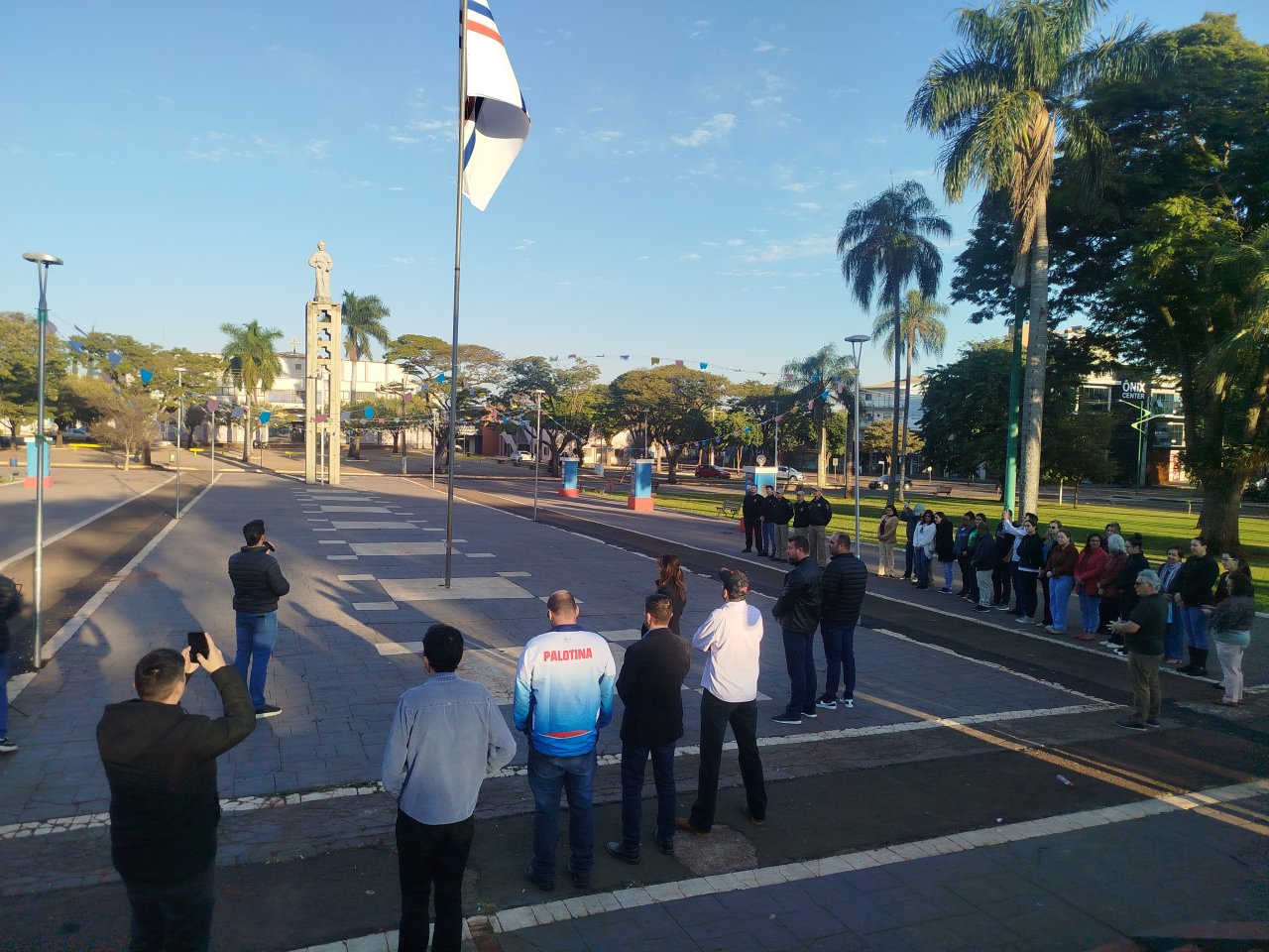 Ato cívico foi realizado na manhã desta segunda-feira (21), na Praça Amadeo Piovesan.