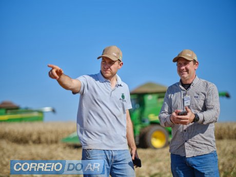 Produtor Gabriel Redivo e agrônomo Dari Stuani em lavoura de milho safrinha no município de Santa Tereza do Oeste (PR)