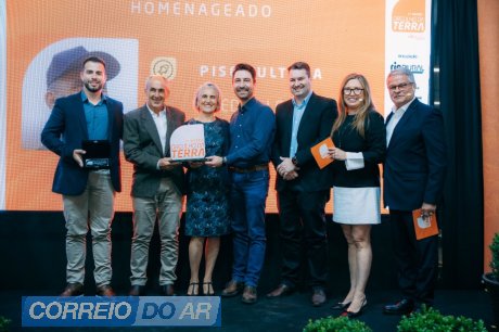 Pedro e Edna Lessa com o troféu, técnico Lucas Pinheiro (à esquerda), profissionais da C.Vale e do Grupo RIC