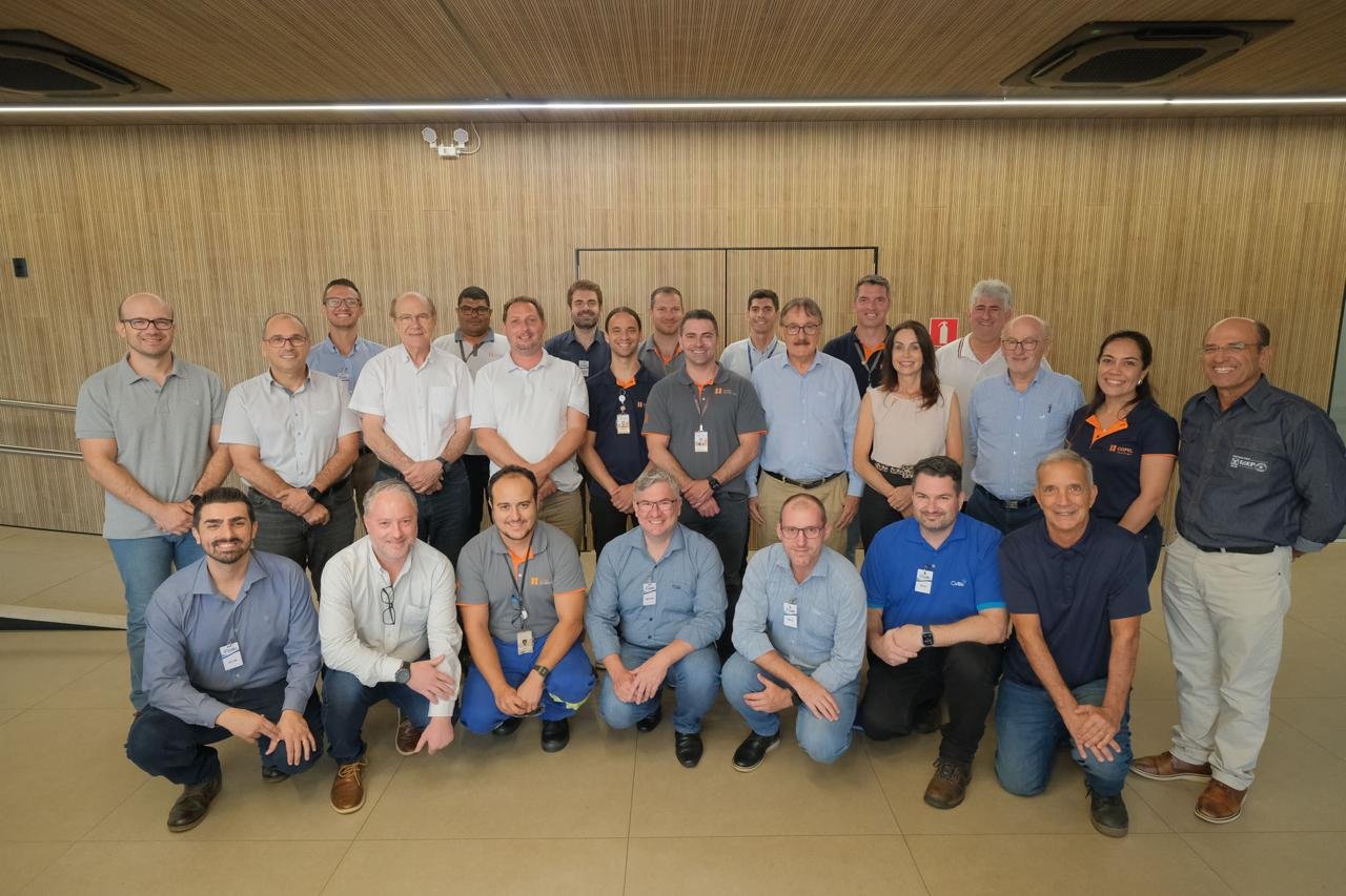 Lideranças de Palotina com equipe técnica da Copel Lideranças de Palotina com equipe técnica da Copel