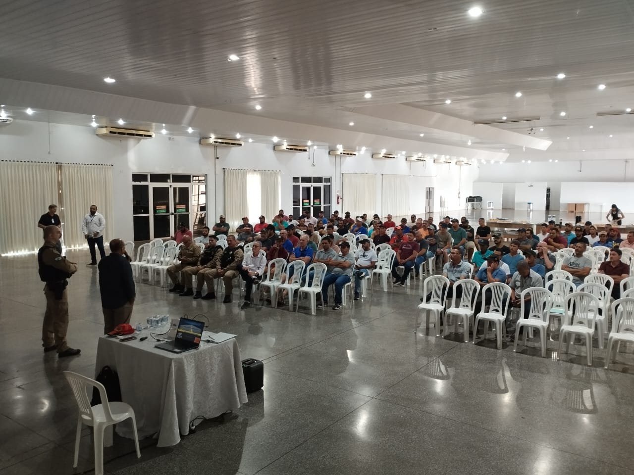 Palestra foi realizada na Asfuca e abordou trânsito pesado Palestra foi realizada na Asfuca e abordou trânsito pesado